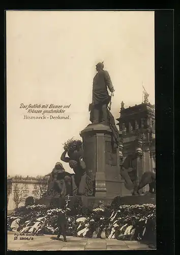AK Berlin, Bismarck-Denkmal mit Blumen und Kränzen geschmückt