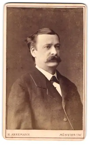 Fotografie Heinrich Arnemann, Münster i. W., Frauenstrasse 1, Bürgerlicher Herr mit Schnauzbart