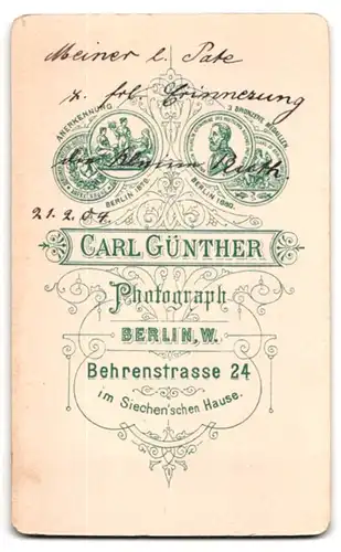 Fotografie Carl Günther, Berlin., Behrenstr. 24, Kleinkind im Kleid mit nackigen Füssen