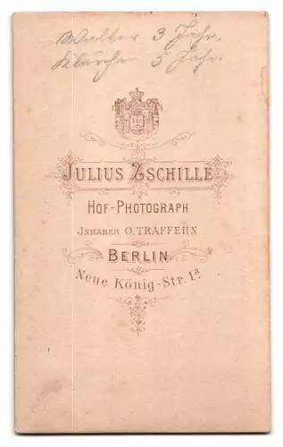 Fotografie Julius Zschille, Berlin, Neue König-St. 1 a, Kleiner Junge und Mädchen in hübscher Kleidung