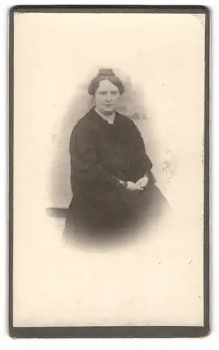 Fotografie Fotograf unbekannt, Illenau, Beleibte Dame im Kleid 1908