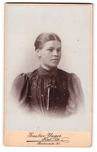 Fotografie Gustav Unger, Forst /N.-L., Berlinerstr. 25, Junge Dame im Kleid
