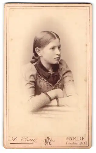 Fotografie A. Ossig, Heide i. Holstein, Friedrichstr. 42, Junges Mädchen mit Kragenbrosche