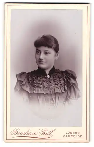 Fotografie Bernhard Prill, Lübeck, Breitestr. 97, Junge Dame mit zurückgebundenem Haar
