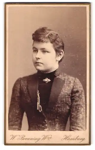 Fotografie W. Breuning Witwe, Hamburg, Berg-Str. 26, Junge Dame im Kleid mit Kragenbrosche