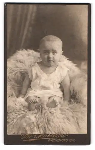 Fotografie Otto Mascher, Nienburg a. W., Kleinkind im Hemd mit nackigen Füssen