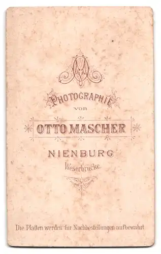 Fotografie Otto Mascher, Nienburg, Bürgerlicher Herr lehnt am Sessel