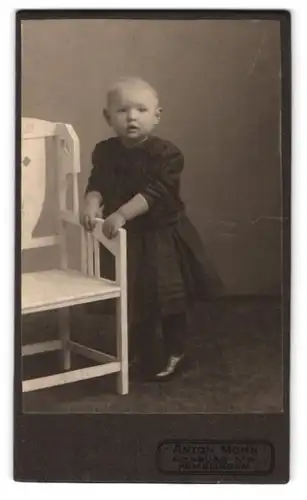 Fotografie Anton Mohn, Nienburg a. W., Hemelingen, Kleines Kind im Kleid