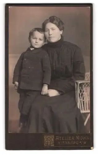 Fotografie Atelier Mohn, Nienburg a. W., Bürgerliche Dame mit kleinem Jungen