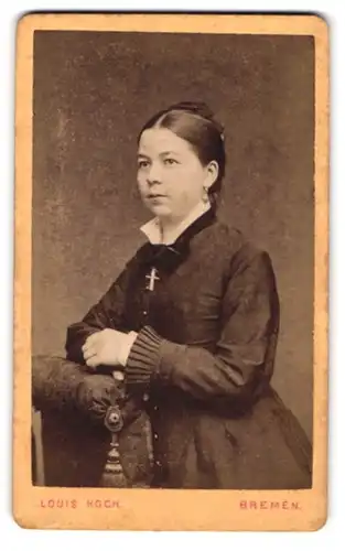 Fotografie Louis Koch, Bremen, Auf der Brake 20, Junge Dame im Kleid mit Kreuzkette