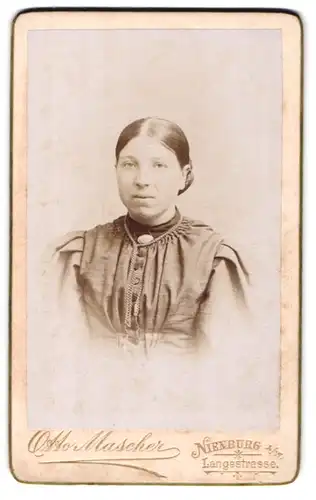 Fotografie Otto Mascher, Nienburg a. W., Langestrasse, Junge Dame im Kleid mit Kragenbrosche