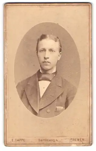 Fotografie Emil Tappe, Bremen, Gartenweg 4, Junger Herr im Anzug mit Fliege