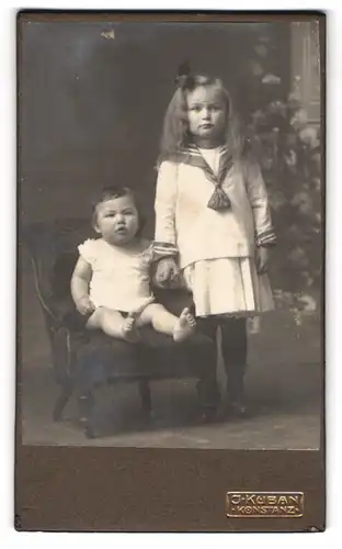 Fotografie J. Kuban, Konstanz, Hussenstr. 28, Hieronymusgasse 1, Mädchen in Matrosenbluse mit einem Kleinkind