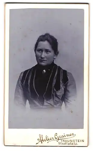 Fotografie Atelier Grainer, Traunstein, Stadtplatz, Hübsche Dame im Kleid