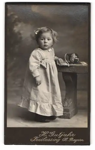 Fotografie H. Gutjahr, Freilassing, Niedliches Mädchen im Kleid