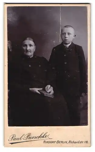 Fotografie Paul Purschke, Rixdorf-Berlin, Richardstr. 116, Mutter und Sohn halten sich an der Hand