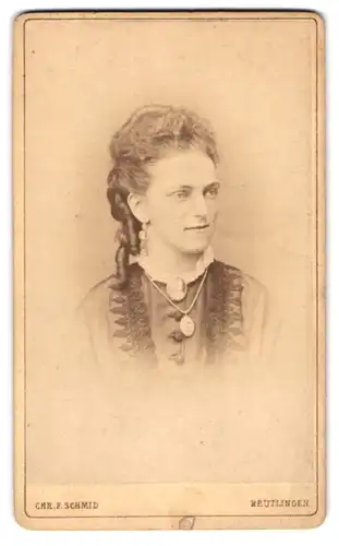Fotografie Chr. F. Schmid, Reutlingen, Bürgerliche Dame mit Halskette