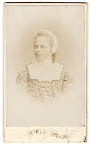 Fotografie W. Seiler, Königsfeld, Bürgerliche Dame mit einer Haube