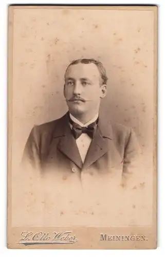 Fotografie L. Otto Weber, Meiningen, Bismarck-Str. 15, Stattlicher Herr mit Fliege