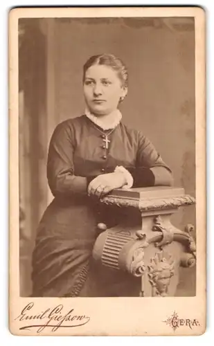 Fotografie Emil Giefsow, Gera, Adelheid-Str. 1, Bürgerliche Dame mit Kreuzkette