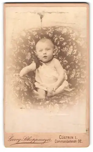 Fotografie Georg Schoppmeyer, Cüstrin I., Commandantenstr. 92, Süsses Baby im weissen Kleid