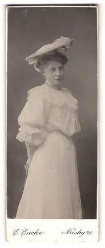 Fotografie E. Encke, Niesky O. L., Junge Dame mit Hut