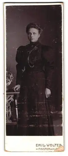 Fotografie Emil Wolter, Finsterwalde, Junge Dame im schwarzen Kleid