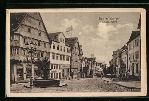 AK Bad Wildungen, Wegaerstrasse mit Löwen-Apotheke und Brunnen