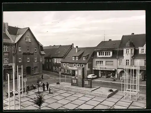 AK Teuchern /Kr. Hohenmölsen, Markt mit sowjetischem Ehrenmal