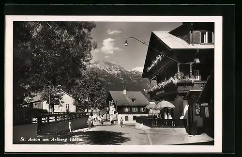 AK St. Anton a. Arlberg, Ortsansicht mit Gasthof Alpenrose