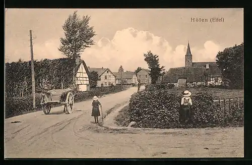 AK Höfen / Eifel, Blick in den Ort mit Kindern