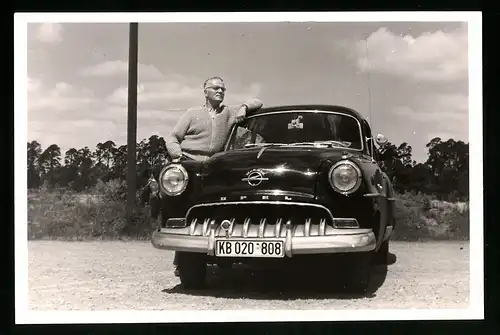 11 Fotografien Auto Opel Olympia, stolze Familie mit schwarzem Neuwagen, Kfz-Kennzeichen KB 020-808 (West-Berlin)