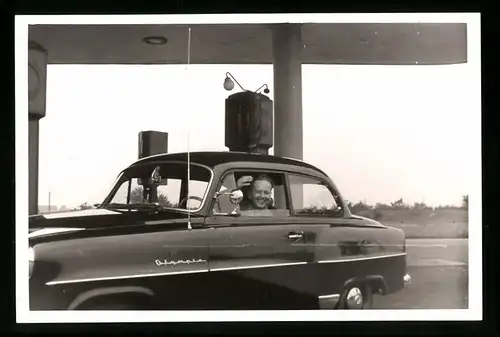 11 Fotografien Auto Opel Olympia, stolze Familie mit schwarzem Neuwagen, Kfz-Kennzeichen KB 020-808 (West-Berlin)