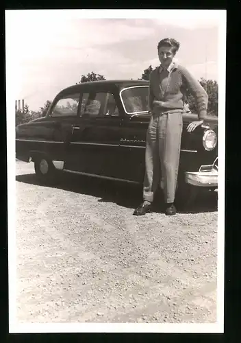 11 Fotografien Auto Opel Olympia, stolze Familie mit schwarzem Neuwagen, Kfz-Kennzeichen KB 020-808 (West-Berlin)