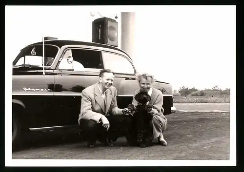 11 Fotografien Auto Opel Olympia, stolze Familie mit schwarzem Neuwagen, Kfz-Kennzeichen KB 020-808 (West-Berlin)