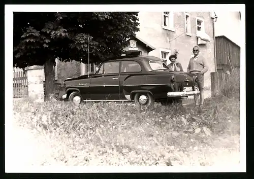 11 Fotografien Auto Opel Olympia, stolze Familie mit schwarzem Neuwagen, Kfz-Kennzeichen KB 020-808 (West-Berlin)
