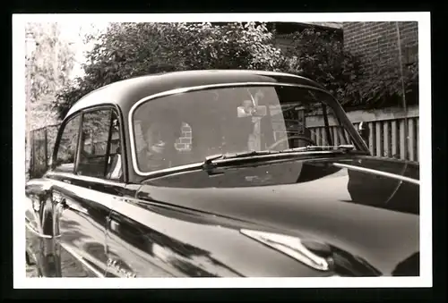 11 Fotografien Auto Opel Olympia, stolze Familie mit schwarzem Neuwagen, Kfz-Kennzeichen KB 020-808 (West-Berlin)