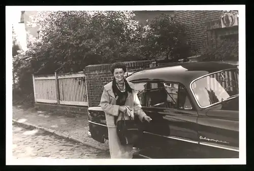 11 Fotografien Auto Opel Olympia, stolze Familie mit schwarzem Neuwagen, Kfz-Kennzeichen KB 020-808 (West-Berlin)