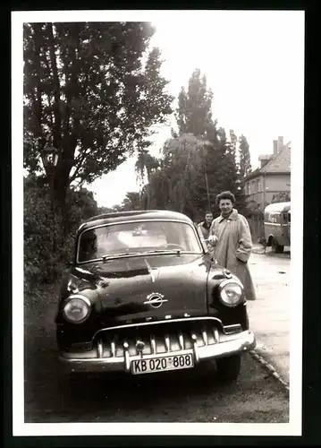 11 Fotografien Auto Opel Olympia, stolze Familie mit schwarzem Neuwagen, Kfz-Kennzeichen KB 020-808 (West-Berlin)