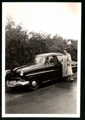 11 Fotografien Auto Opel Olympia, stolze Familie mit schwarzem Neuwagen, Kfz-Kennzeichen KB 020-808 (West-Berlin)