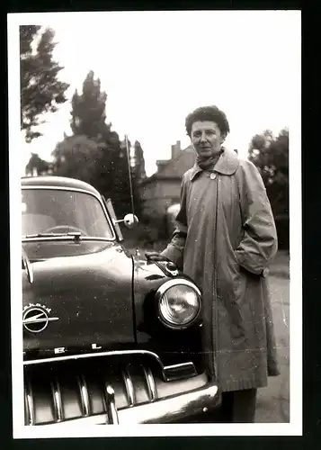 11 Fotografien Auto Opel Olympia, stolze Familie mit schwarzem Neuwagen, Kfz-Kennzeichen KB 020-808 (West-Berlin)