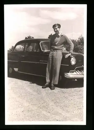 11 Fotografien Auto Opel Olympia, stolze Familie mit schwarzem Neuwagen, Kfz-Kennzeichen KB 020-808 (West-Berlin)