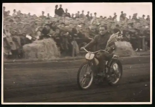 11 Fotografien Weissgärber, Senftenberg, Motorrad-Rennen auf dem Lausitzring, Speedway / Sandbahnrennen DDR