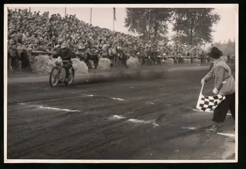 11 Fotografien Weissgärber, Senftenberg, Motorrad-Rennen auf dem Lausitzring, Speedway / Sandbahnrennen DDR