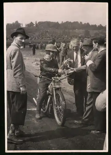 11 Fotografien Weissgärber, Senftenberg, Motorrad-Rennen auf dem Lausitzring, Speedway / Sandbahnrennen DDR