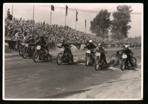 11 Fotografien Weissgärber, Senftenberg, Motorrad-Rennen auf dem Lausitzring, Speedway / Sandbahnrennen DDR