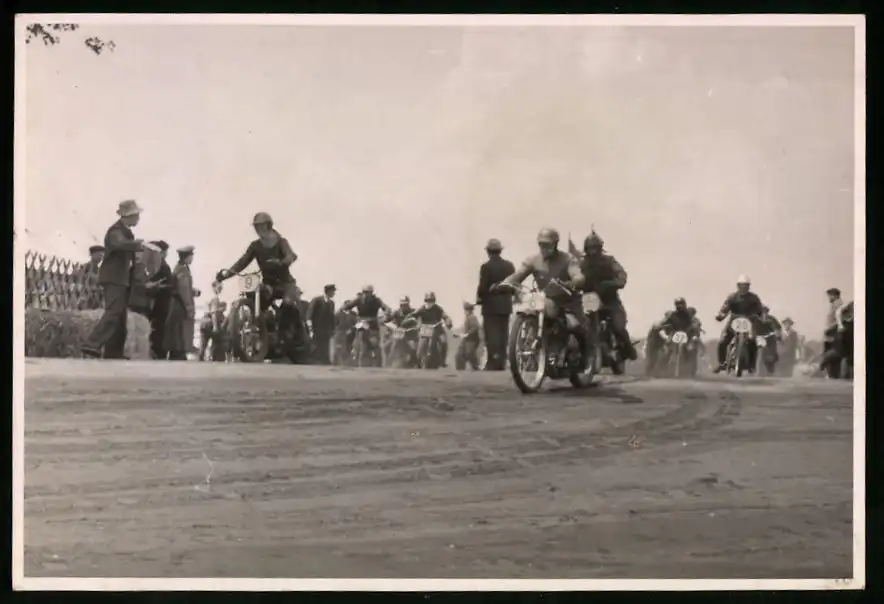 11 Fotografien Weissgärber, Senftenberg, Motorrad-Rennen auf dem Lausitzring, Speedway / Sandbahnrennen DDR 9
