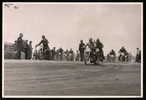 11 Fotografien Weissgärber, Senftenberg, Motorrad-Rennen auf dem Lausitzring, Speedway / Sandbahnrennen DDR