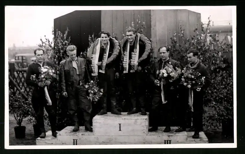 18 Fotografien Weissgärber, Senftenberg, DDR-Motorradrennen Lausitzring, Speedway / Sandbahnrennen mit Seitenwagen 11