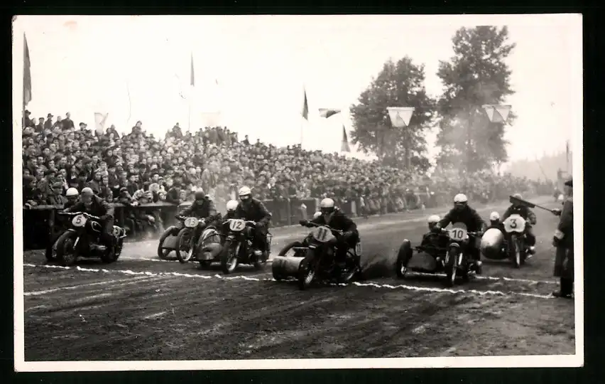 18 Fotografien Weissgärber, Senftenberg, DDR-Motorradrennen Lausitzring, Speedway / Sandbahnrennen mit Seitenwagen 12